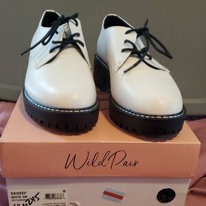 Wild Pair Women's Cream Lace-Up Platform Loafers